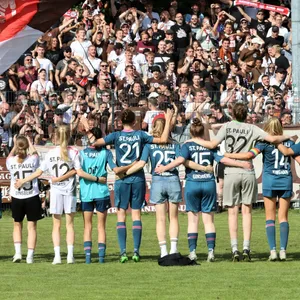 St. Paulis Fußballerinnen feiern nach dem Elfer-Pokal-Drama mit ihren Fans.