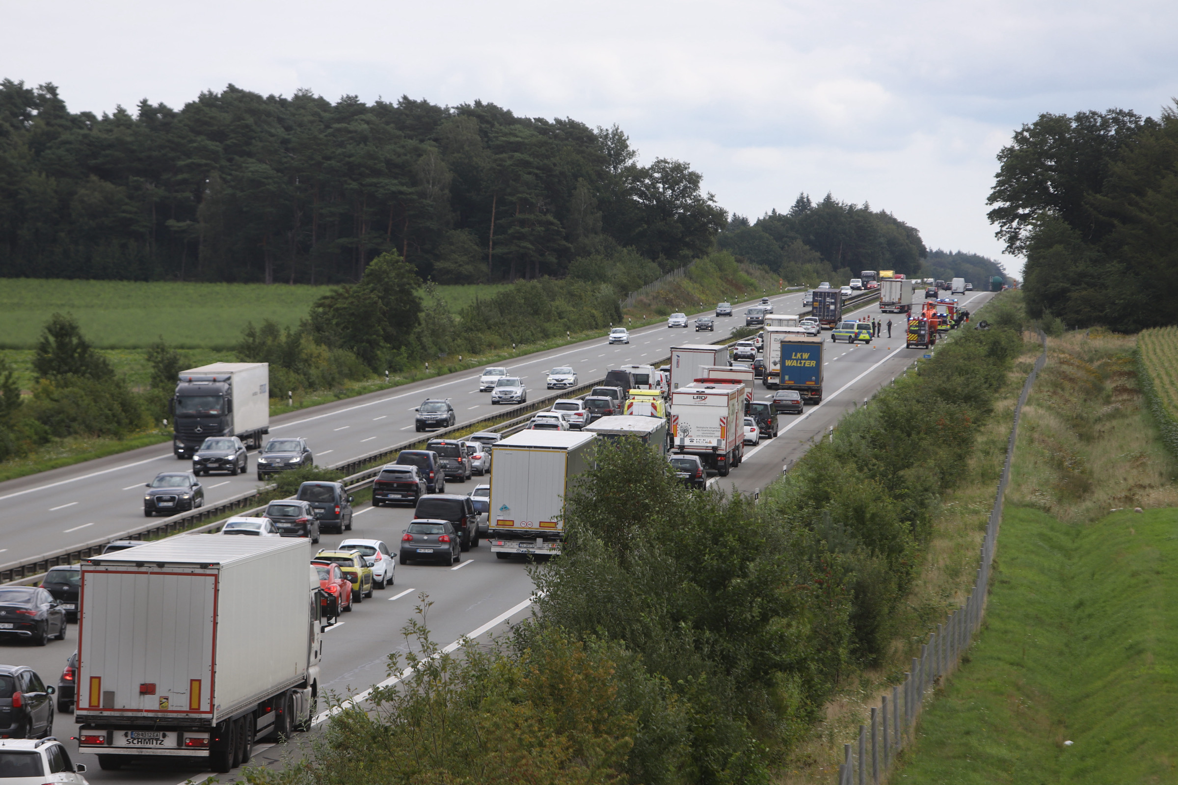 Auto überschlägt sich auf A1 im Norden – Fahrer schwer verletzt