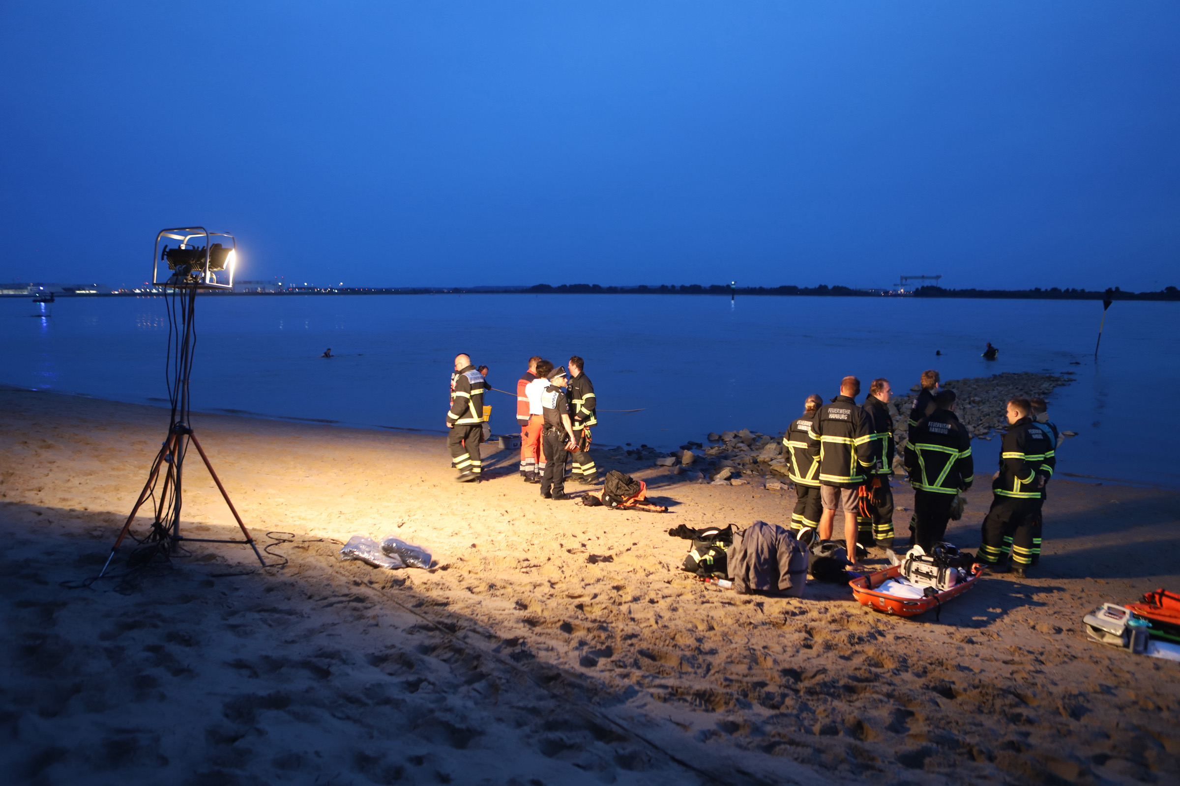 Feuerwehr und Polizei suchen am Freitagabend nach einem Teenager, der beim Baden in der Elbe untergegangen sein soll.