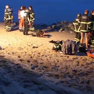 Feuerwehr und Polizei suchen am Freitagabend nach einem Teenager, der beim Baden in der Elbe untergegangen sein soll.