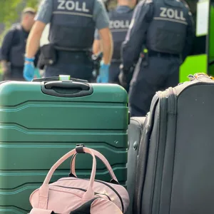 Der Zoll kontrollierte einen Reisebus aus den Niederlanden (Symbolbild).
