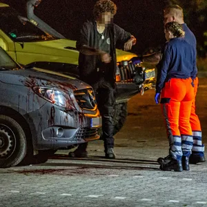 Der 19-Jährige kam mit Bisswunden an beiden Armen ins Krankenhaus. Sein Vater wurde im Gesicht verletzt.