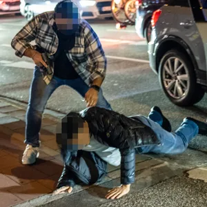 Zivilfahnder der Polizei nehmen zwei mutmaßliche Drogendealer fest.