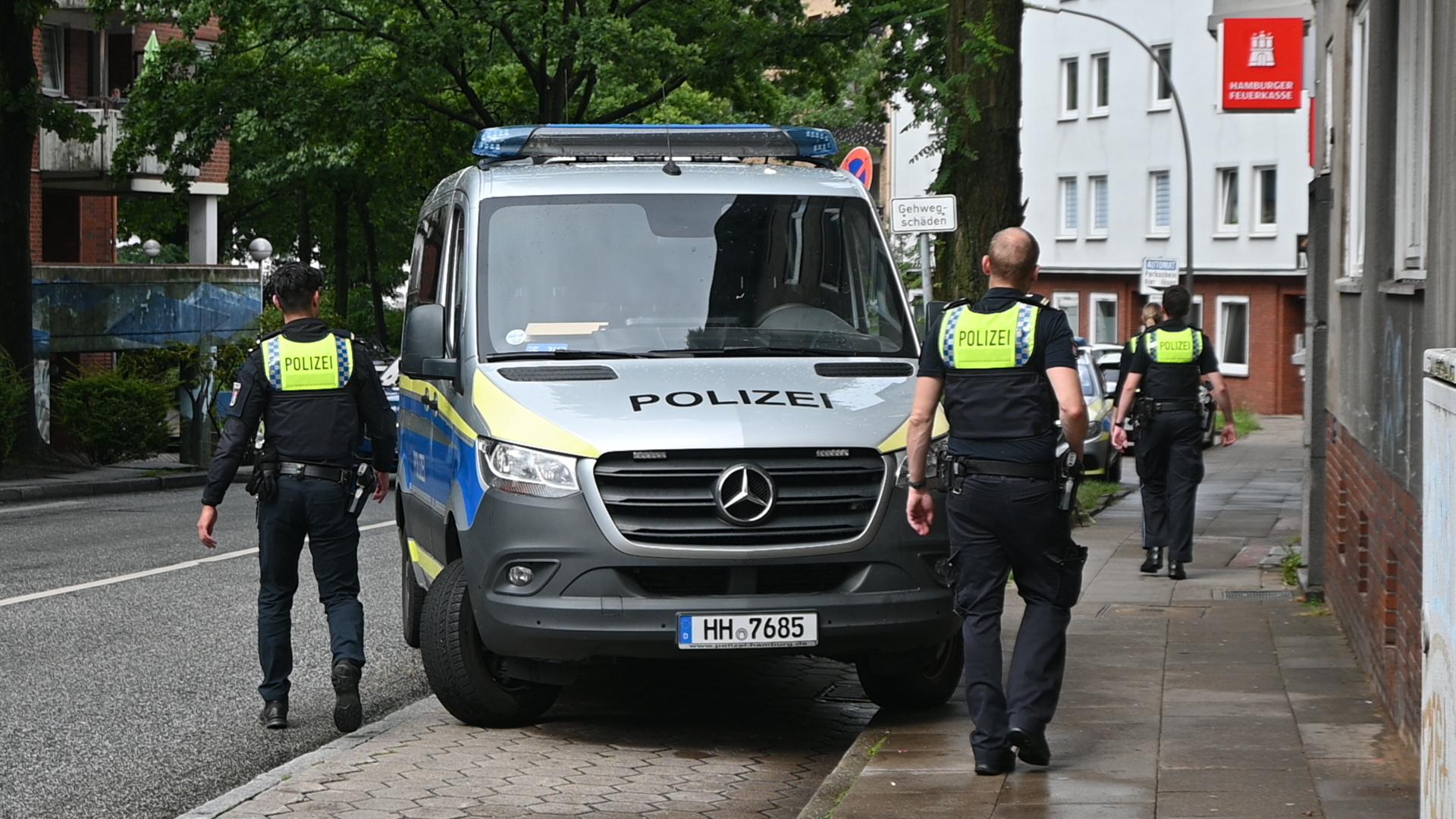 Polizeibeamte haben am Dienstag eine Wohnung in Harburg durchsucht.