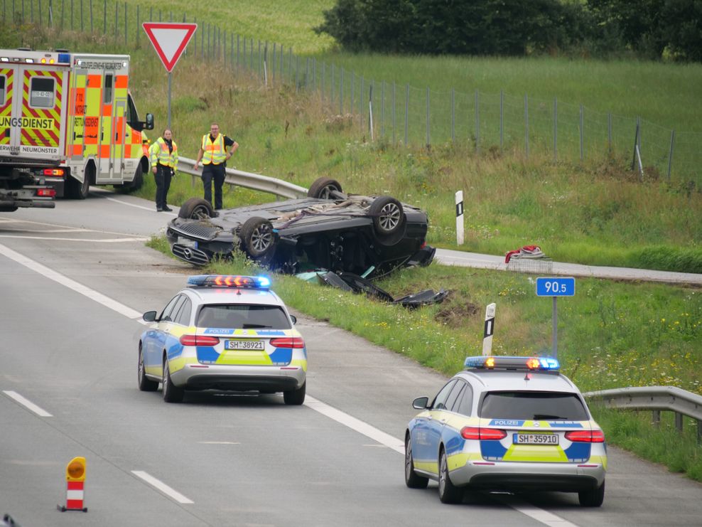Unfall auf der A7: Ein Mercedes überschlug sich und landete auf dem Grünstreifen.