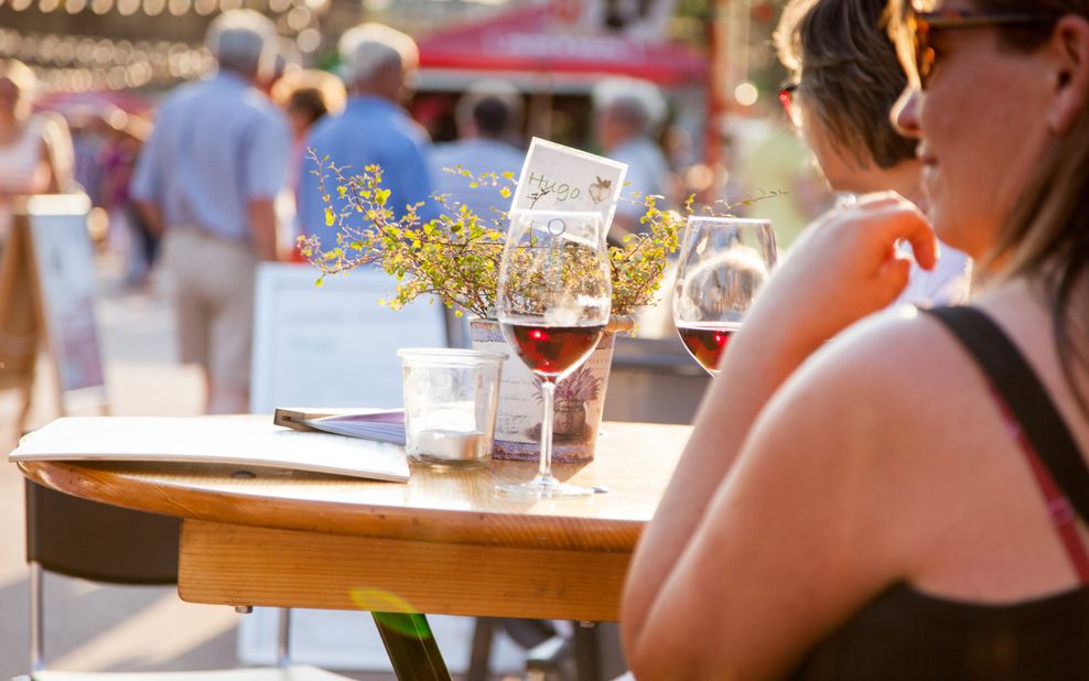 Ein leckeres Glas Wein auf dem Spielbudenplatz genießen? Können Sie beim Winzerfest an diesem Wochenende!