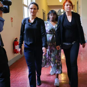 Die Angeklagte (M.) und ihre Anwältinnen Fenna Busmann (l.) und Katrin Hawickhorst (r.) auf dem Weg zum Gerichtssaal.