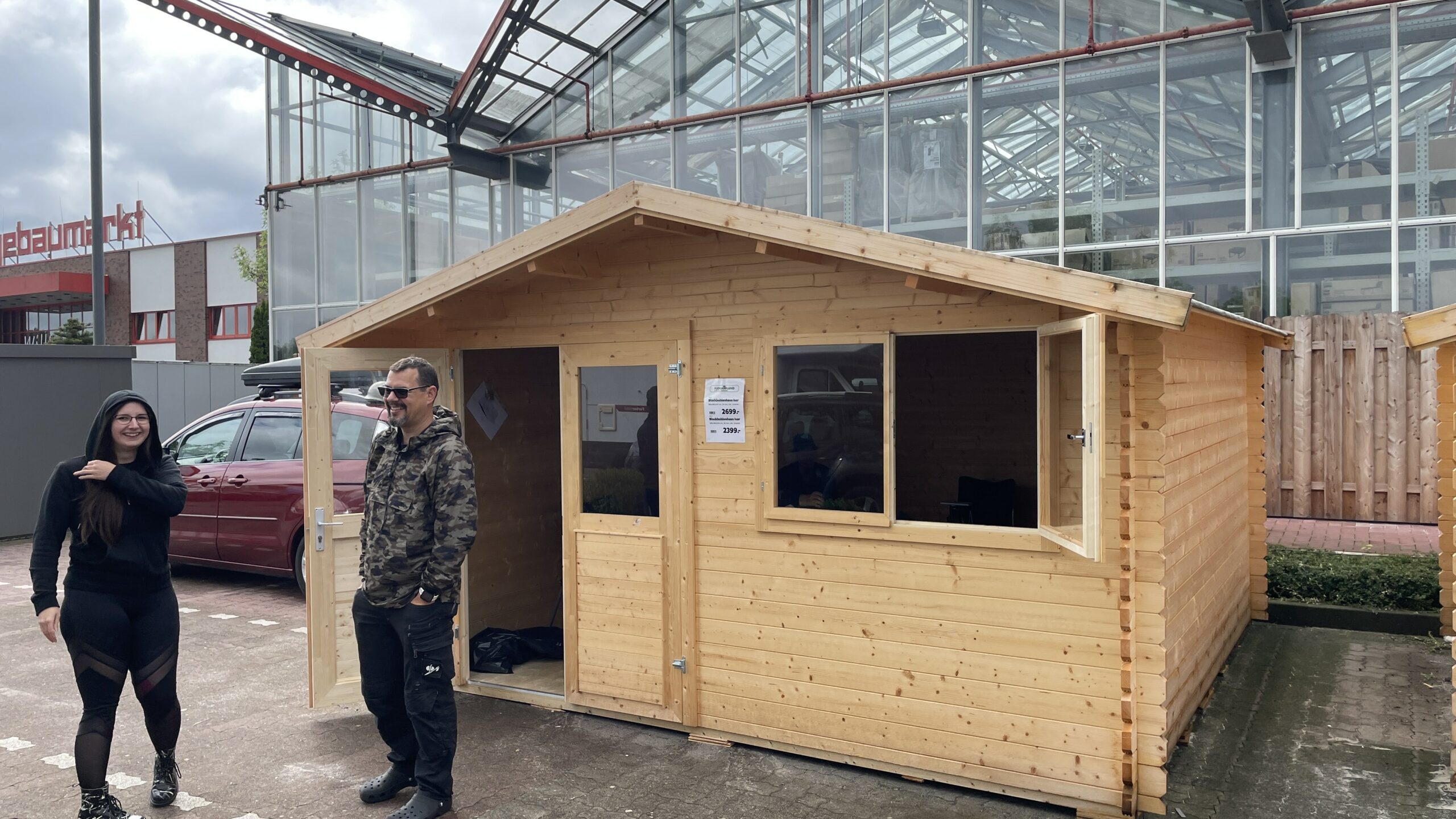 Wacken-Besucher nutzen die Gartenhäuser eines Baumarkts in Itzehoe als Notunterkunft