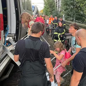 Nach stundenlanger Wartezeit durften die rund 200 Passagiere des liegen gebliebenen Zuges in einen anderen ICE umsteigen.