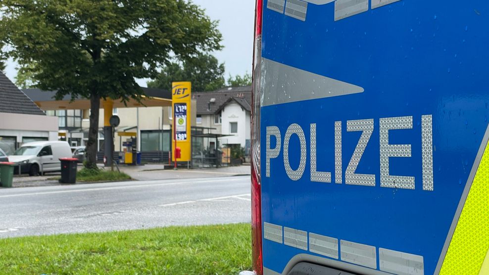 An dieser Tankstelle in Langenhorn soll ein Mann eine Frau mit Benzin überschüttet und verschleppt haben