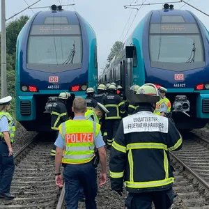 Einsatzkräfte auf den Bahngleisen. Ein Ersatz-Zug wurde angefordert, um die gestrandeten Passagiere weiterbefördern zu können.