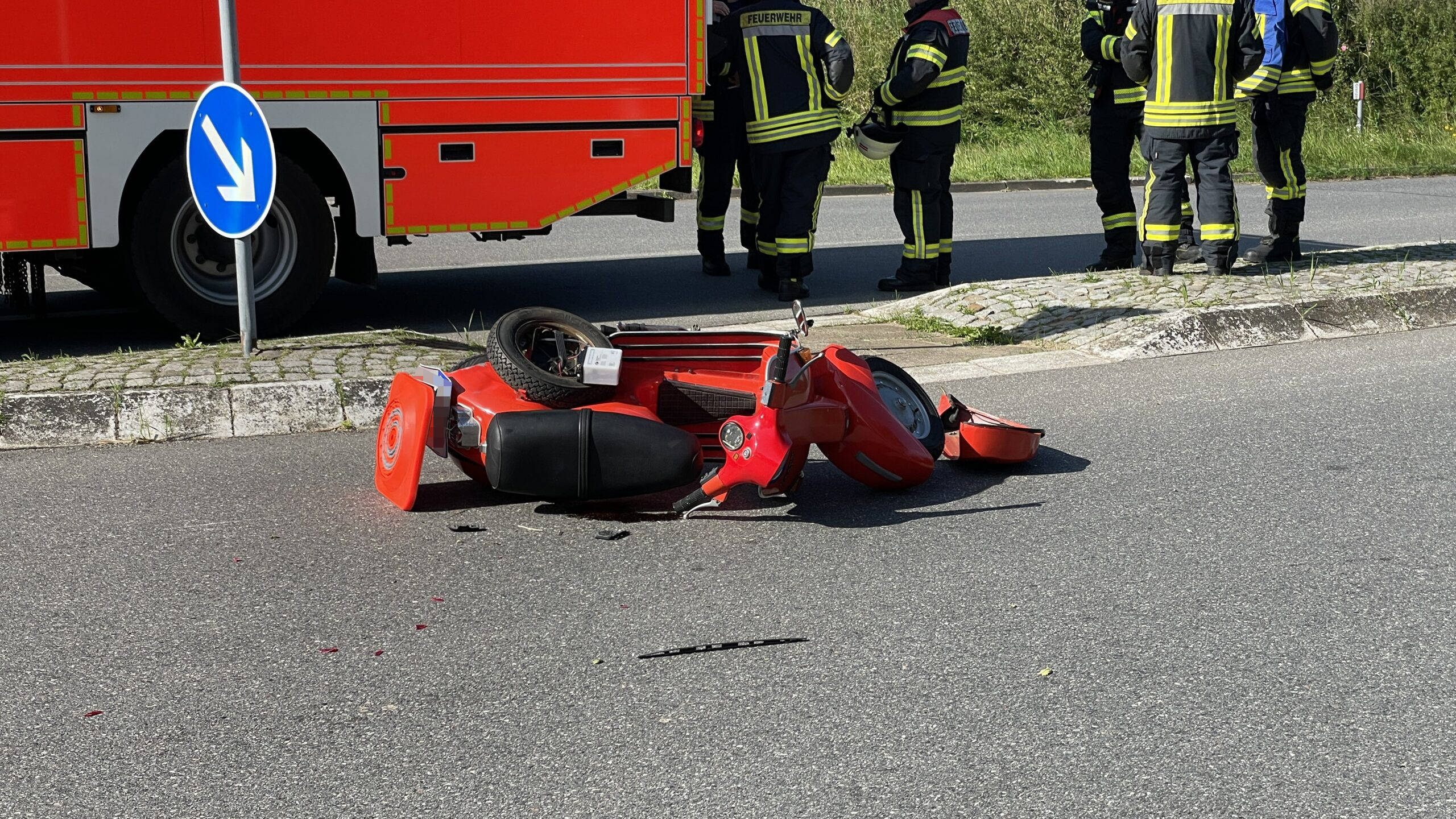 Ein Hamburger Autofahrer hat am Montagvormittag einen Rollerfahrer beim Abbiegen erfasst. Der Mann starb noch am Unfallort.