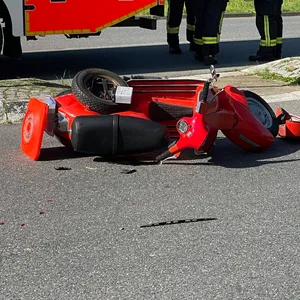 Ein Hamburger Autofahrer hat am Montagvormittag einen Rollerfahrer beim Abbiegen erfasst. Der Mann starb noch am Unfallort.