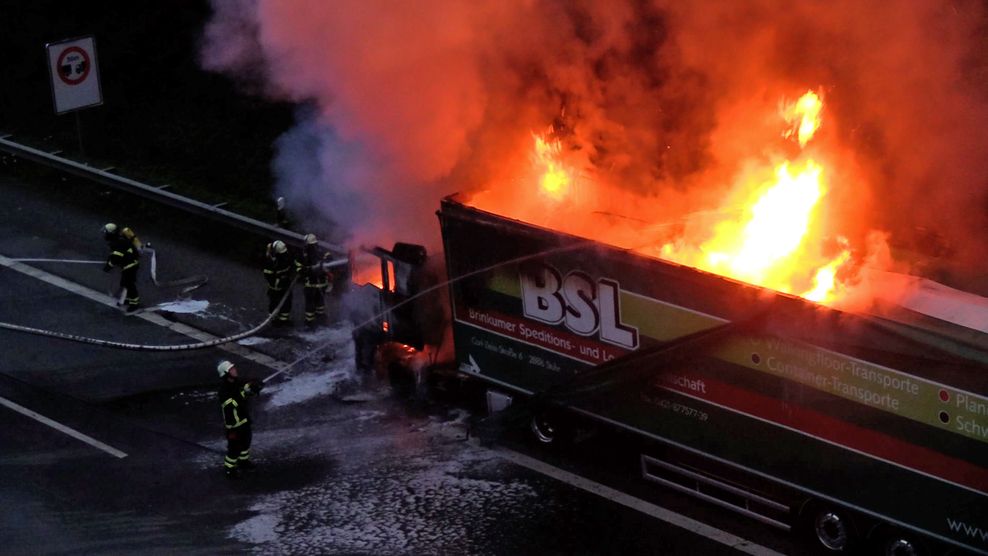 Ein Flammenmeer lodert aus dem Lkw. Die Feuerwehr ist mit eine Großaufgebot auf der A7.