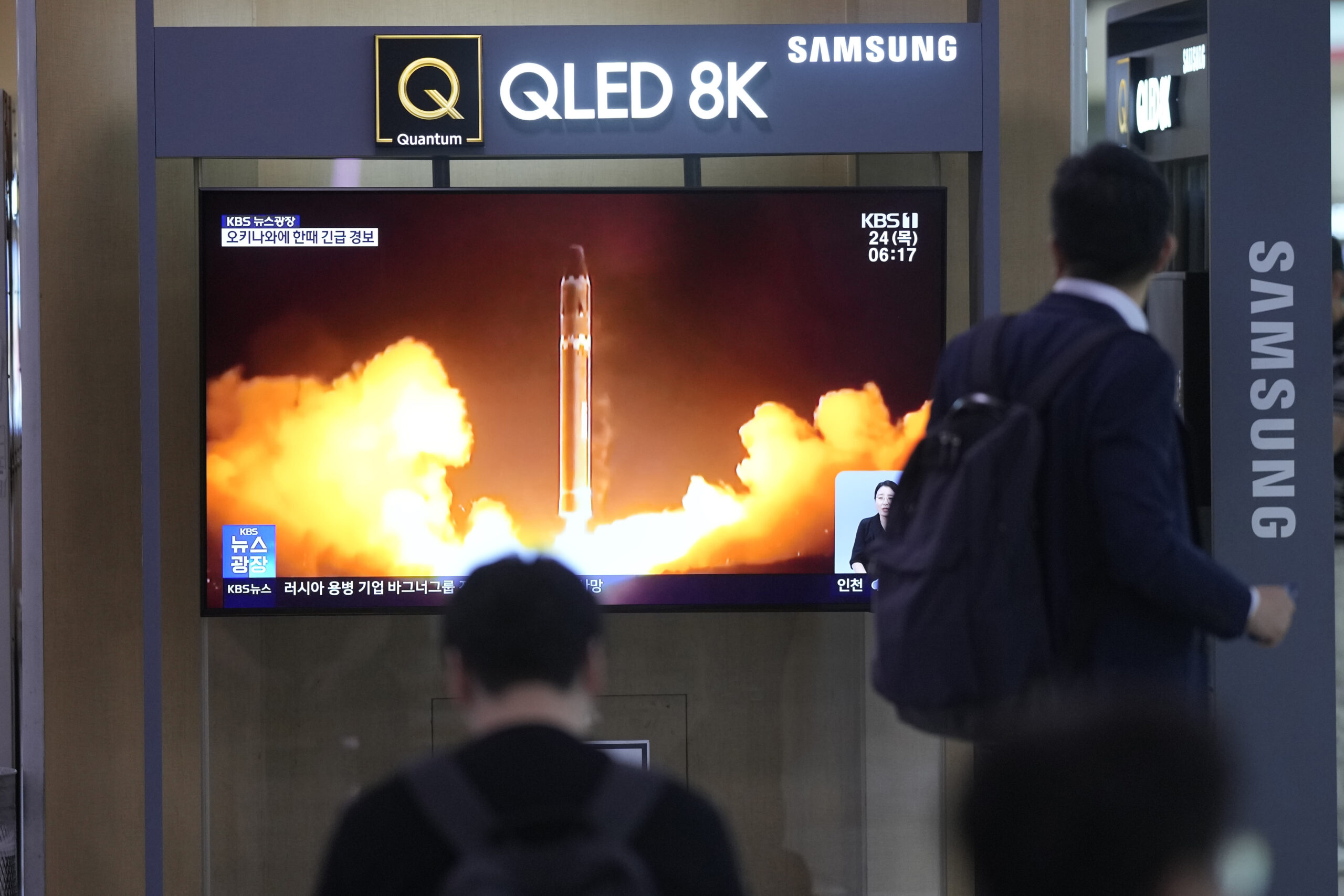 Bericht über den nordkoreanischen Raketenstart mit einem Archivbild im südkoreanischen Fernsehen.
