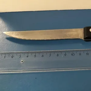 Das Messer mit einer Klingenlänge von rund 11 Zentimetern hatte der Mann in seiner Unterhose versteckt.