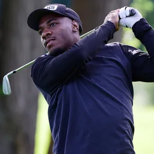 Afolayan schwingt den Golfschläger beim FC St. Pauli Charity Golfturnier 2023