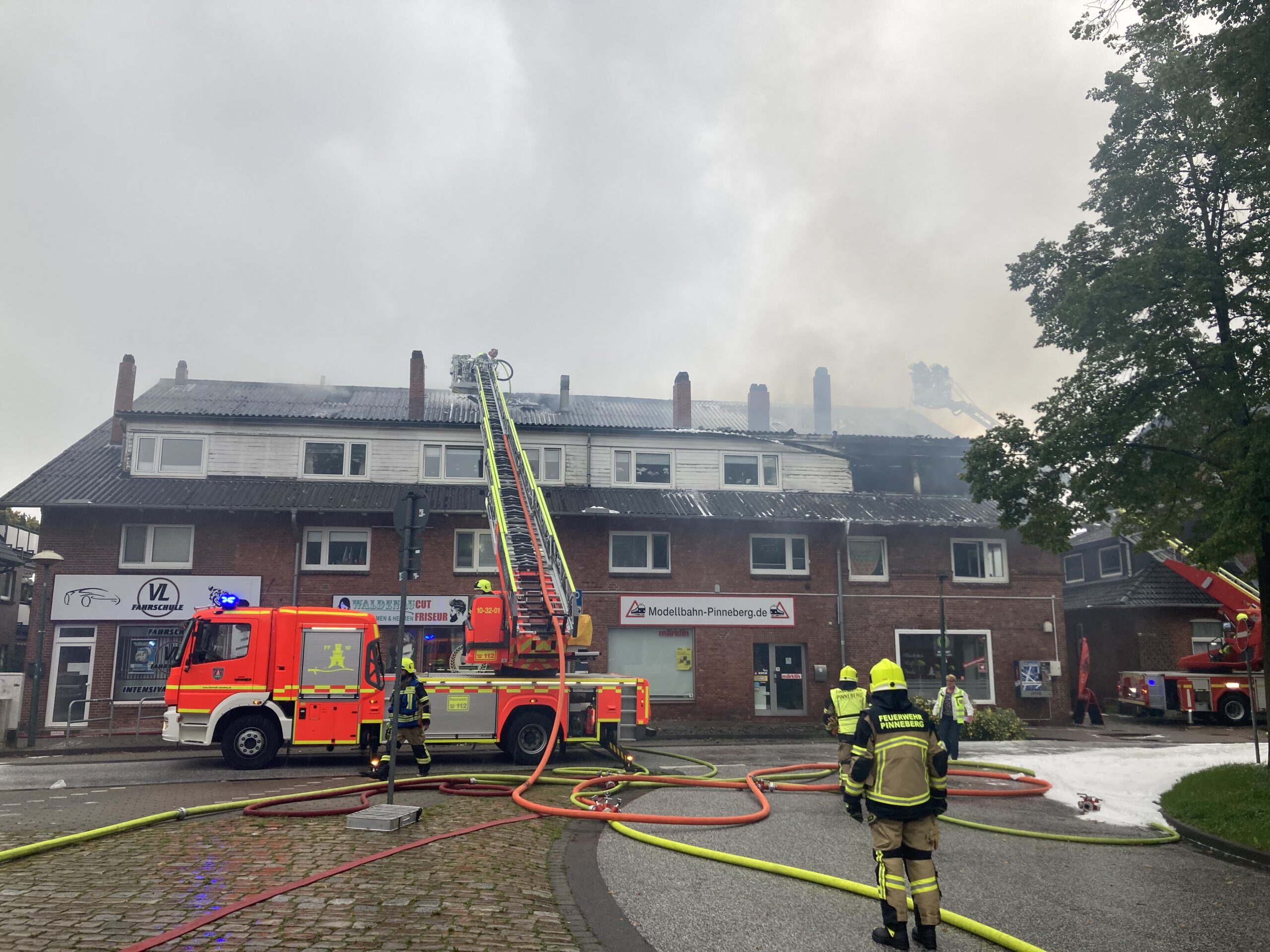 Dach von Wohnhaus in Flammen – mehr als 100 Retter in Pinneberg im Einsatz