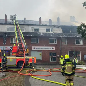 Dach von Wohnhaus in Flammen – mehr als 100 Retter in Pinneberg im Einsatz
