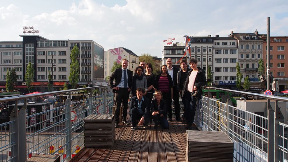 Freuten sich 2015 über die Einigung zum Paloma Viertel: Damaliger Bezirksamtsleiter Andy Grote (SPD), Bernhard Taubenberger von „Bayerische Hausbau“, Baudezernent Bodo Hafke und Mitglieder der „Planbude“.