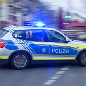 Polizeibeamte fahren zum Einsatzort (Symbolbild).