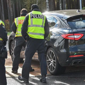Die Polizei stoppt einen Maserati (Archivbild).