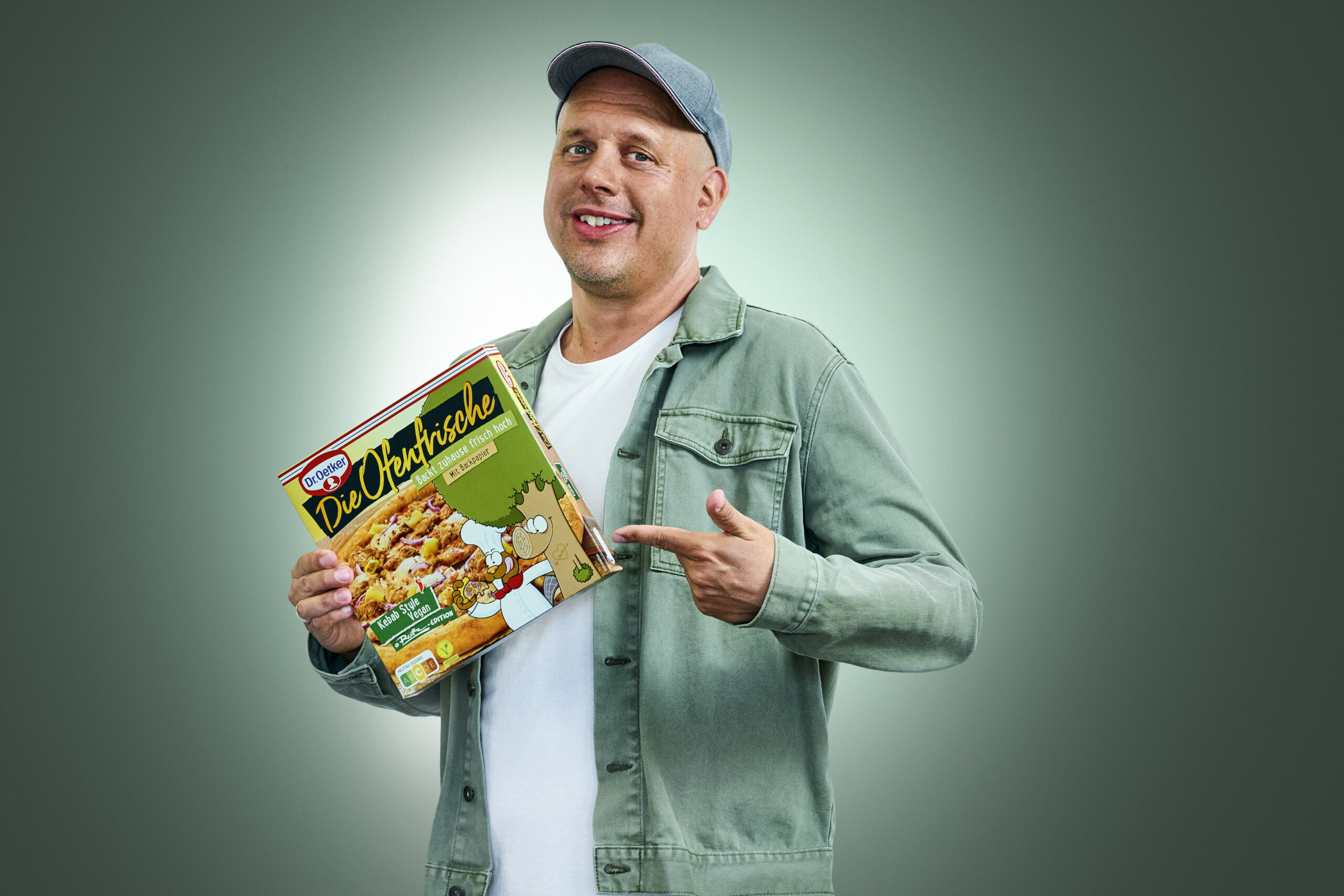 Ralph Ruthe mit seiner veganen Edition der „Ofenfrische“