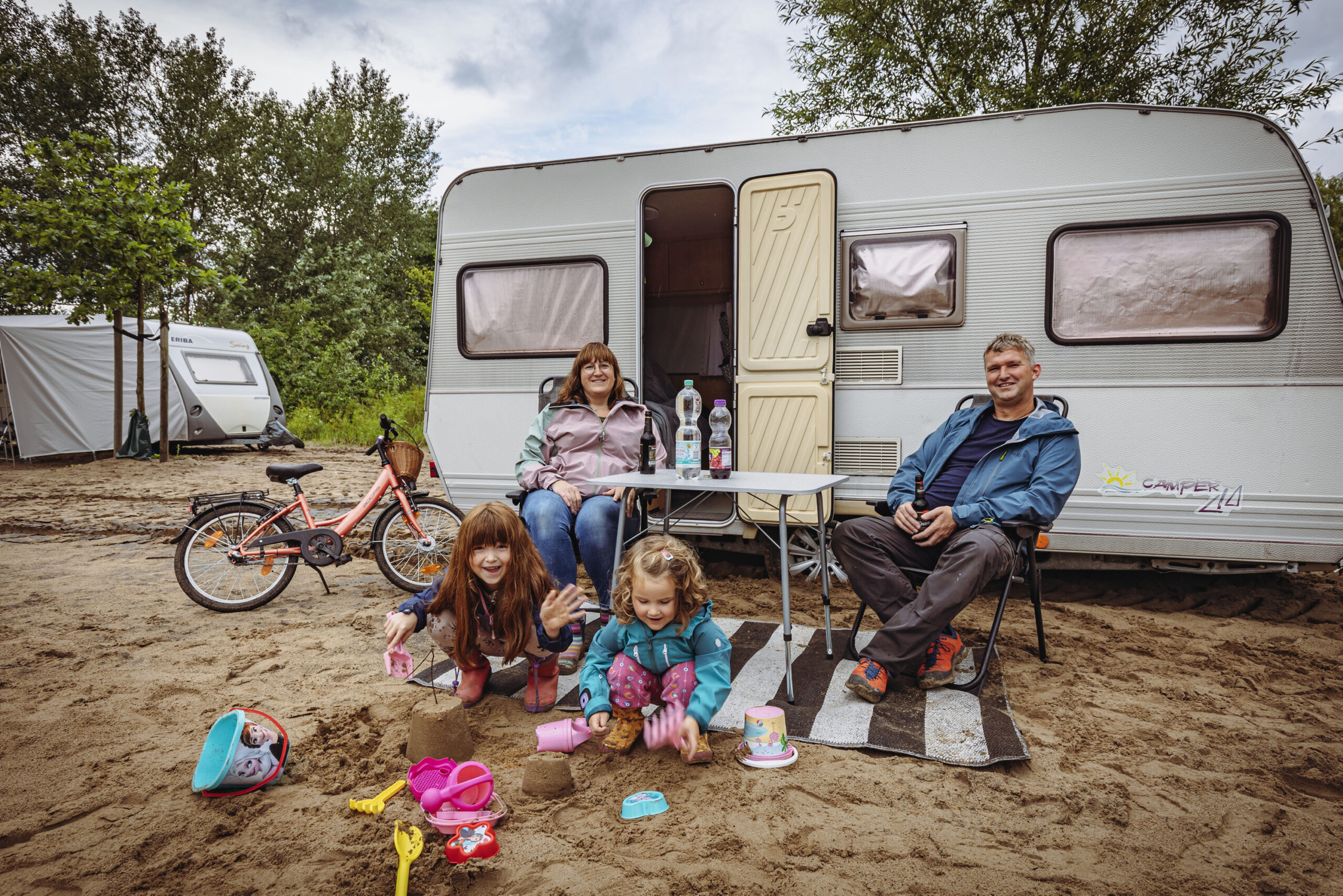 Die Regencamper vom Elbstrand: Nils (46) und Jessica (43) Pfeiffer mit Marla (6,li.) und Frieda (3).