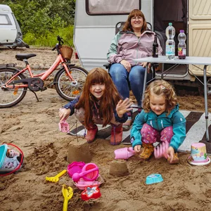 Die Regencamper vom Elbstrand: Nils (46) und Jessica (43) Pfeiffer mit Marla (6,li.) und Frieda (3).
