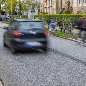 Autos und Fahrräder konkurrieren in Hamburg um den Platz auf der Straße.