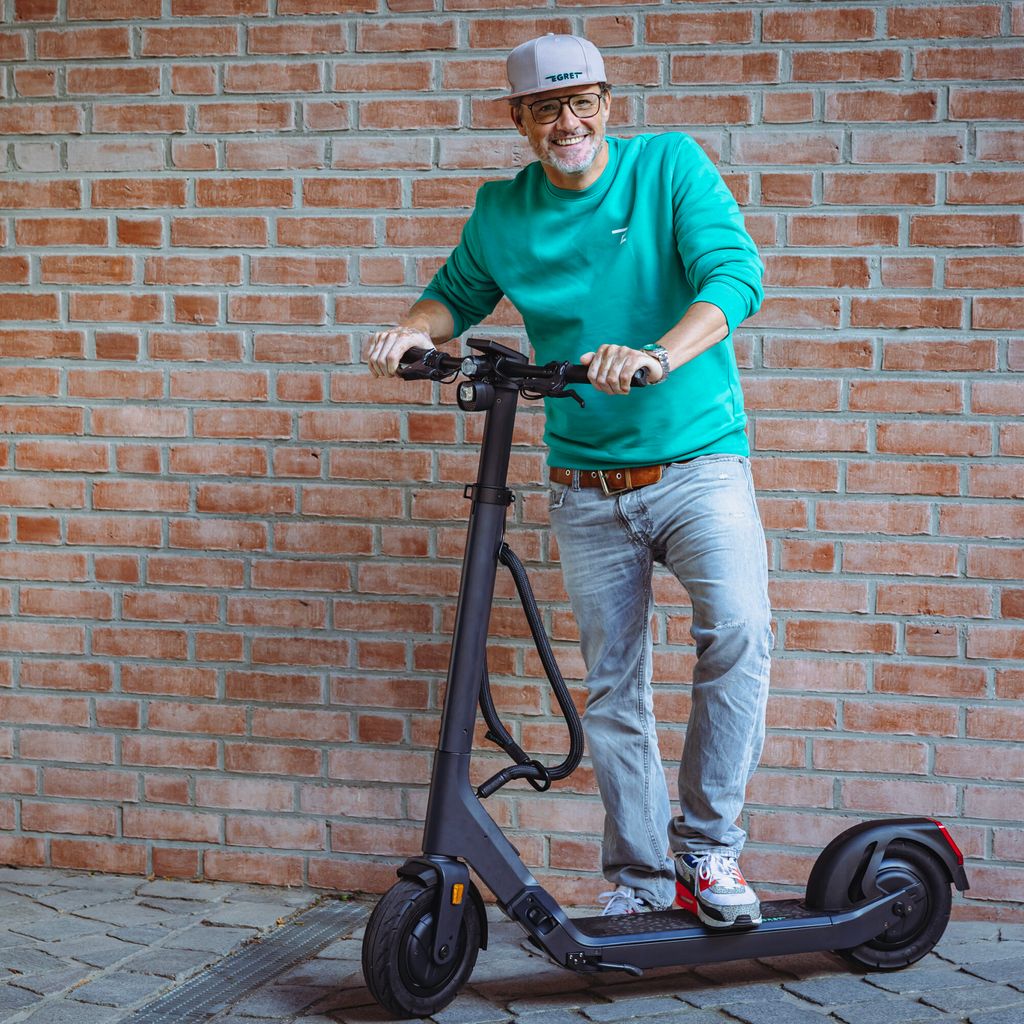 Florian Walberg hat ist vor 20 Jahren ins E-Scooter-Geschäft eingestiegen und feiert mit dem Luxus-Roler „Egret One“ sein Berufsjubiläum.