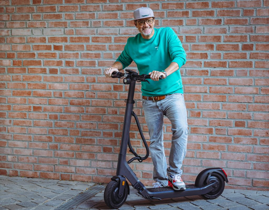 Florian Walberg hat ist vor 20 Jahren ins E-Scooter-Geschäft eingestiegen und feiert mit dem Luxus-Roler „Egret One“ sein Berufsjubiläum.