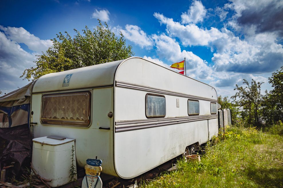 Der Camper stammt noch aus den 70er Jahren. Ein bisschen was wackelt, aber einen neuen wollen die beiden nicht.