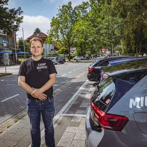 Seit Juni ist die Tangstedter Landstraße „Miles“-Gebiet. Weinhändler Marco Lehmitz (44) ärgert sich darüber.