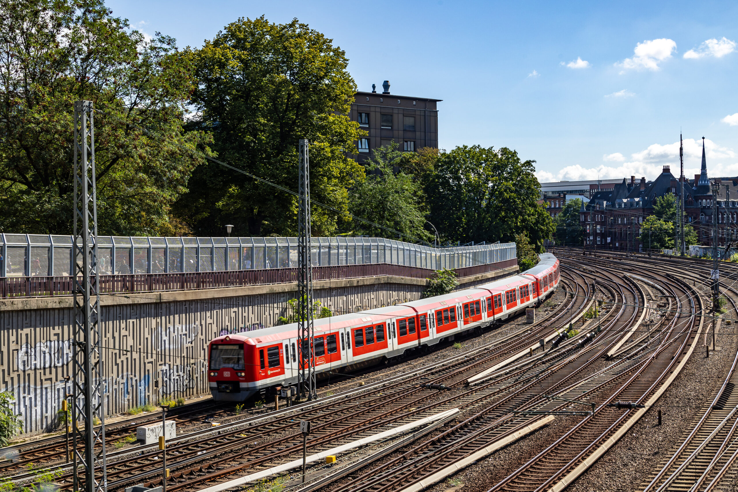 Der rund 2,5 Meter hohe Metallgitterzaun verläuft an der Bahnstrecke Richtung Hauptbahnhof entlang des Vorplatzes des Drob Inn.