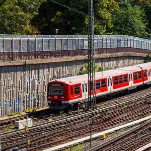 Der rund 2,5 Meter hohe Metallgitterzaun verläuft an der Bahnstrecke Richtung Hauptbahnhof entlang des Vorplatzes des Drob Inn.