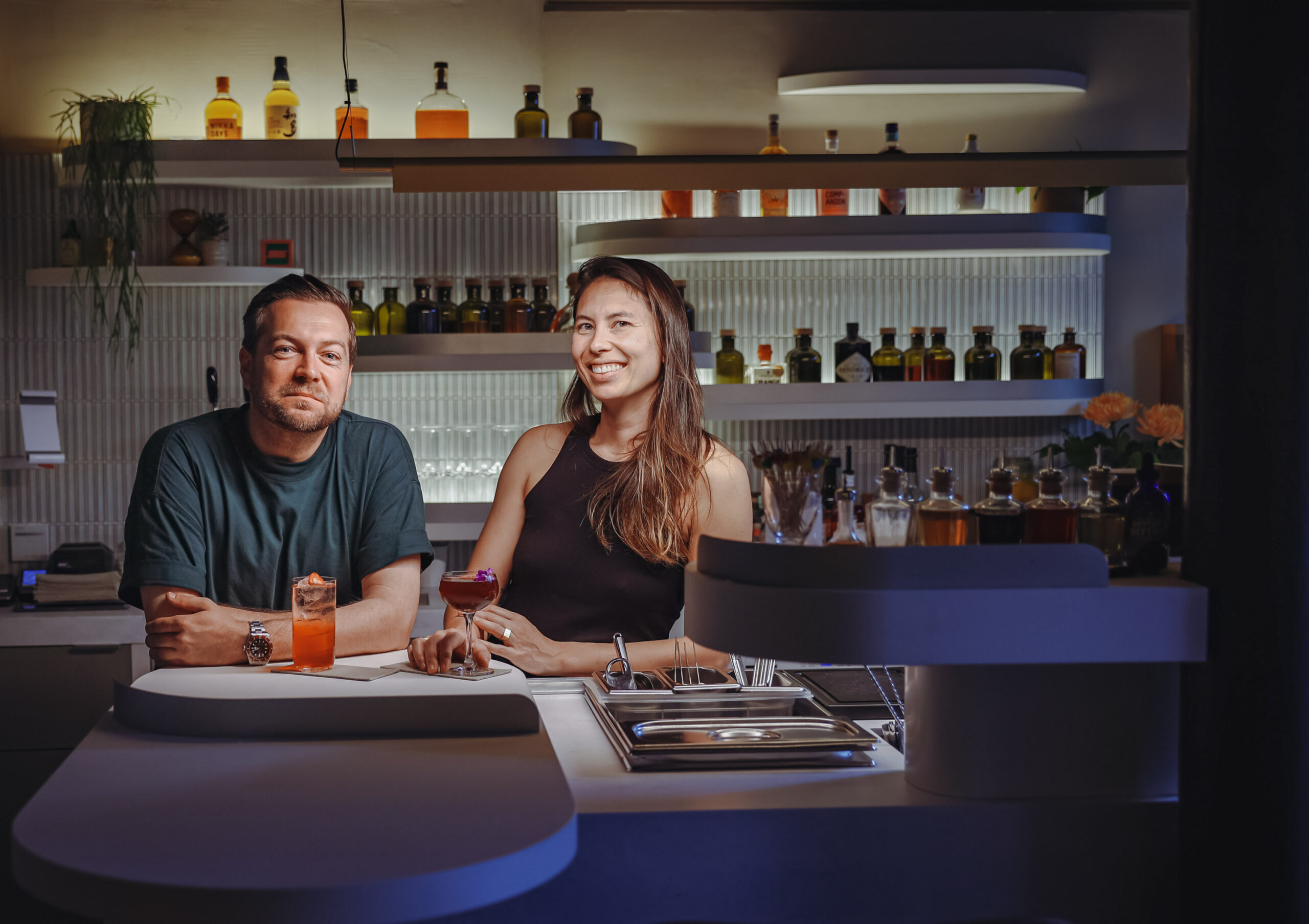 André Lembcke (l.) und Chloé Merz in ihrer „Collab Bar“ auf St. Pauli