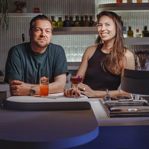 André Lembcke (l.) und Chloé Merz in ihrer „Collab Bar“ auf St. Pauli
