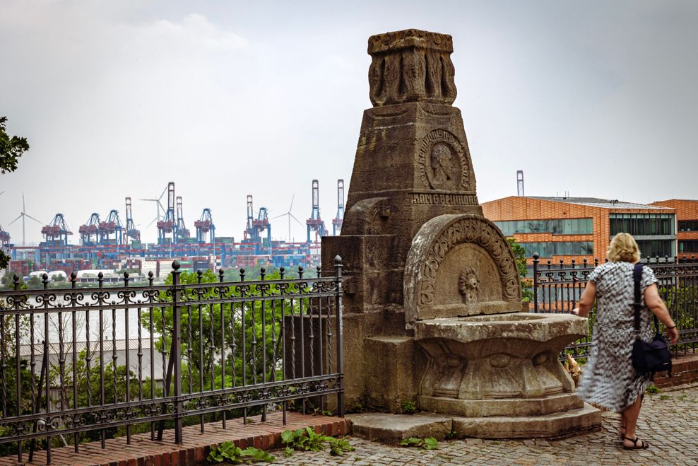 Auf der Seite Rainvilleterrasse des Monuments befinden sich ein Brunnen und ein Bildnis Carl Bellmanns.