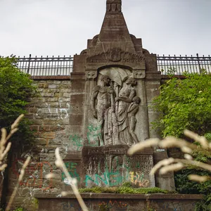 Das „Chemnitz-Bellmann-Brunnen-Monument“ vom Elbhang aus gesehen. Auf dieser Seite wird an Matthäus Chemnitz erinnert. Das Denkmal verfällt seit Jahrzehnten.