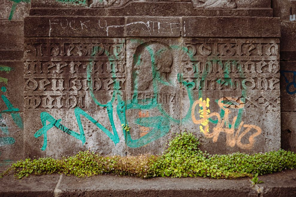 Das Bildnis von Matthäus Chemnitz am unteren Teil des Monuments und die Inschrift sind verwittert und beschmiert.
