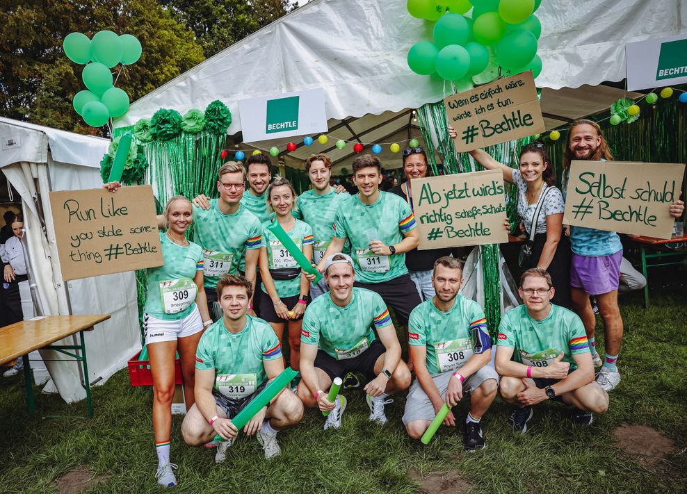 Die Kolleginnen und Kollegen vom IT-Unternehmen „Bechtle“ haben ihr Zelt mit grünem Lametta und Luftballons geschmückt.