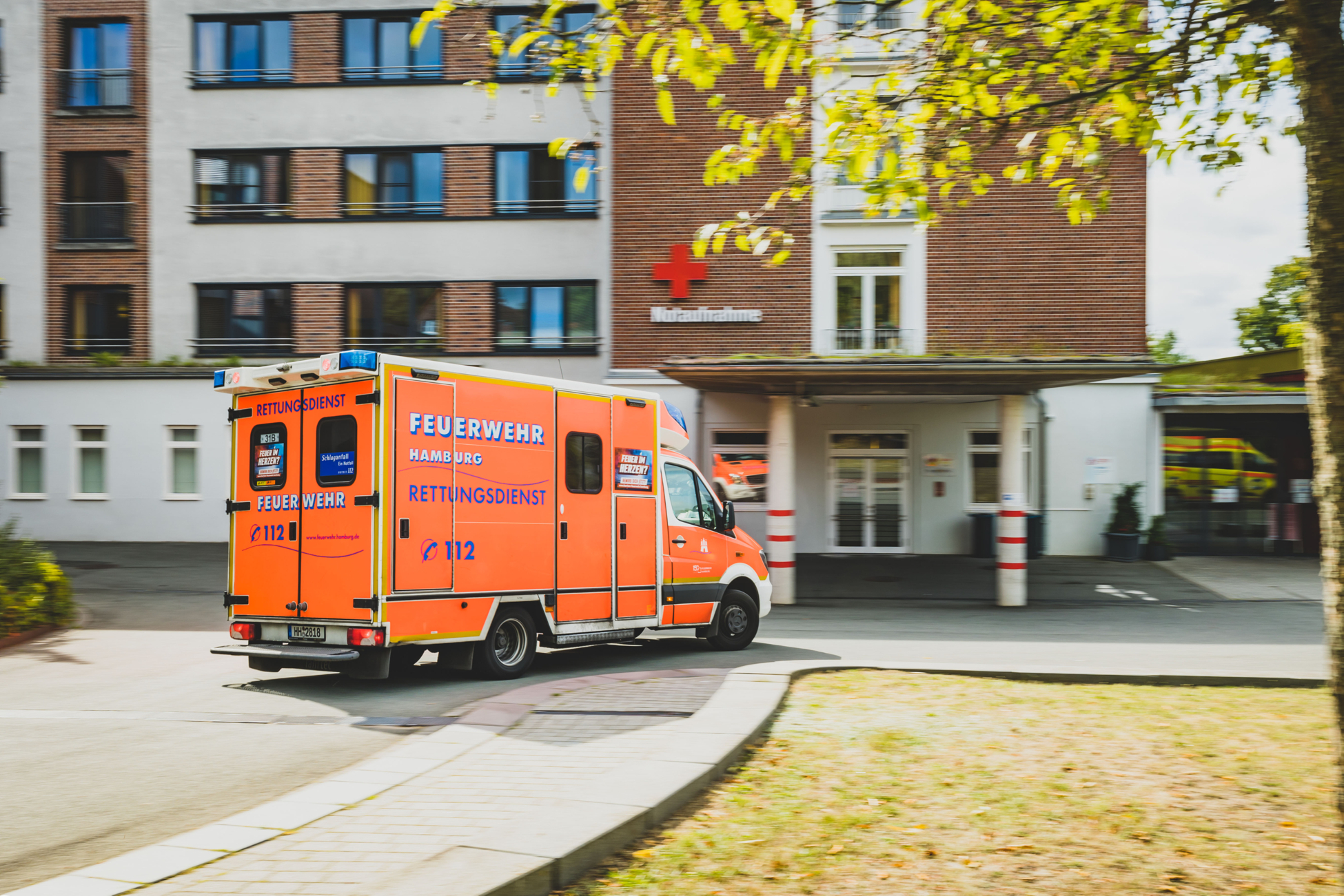 Ein Rettungswagen auf dem Weg zur Notaufnahme eines Hamburger Krankenhauses (Archivbild).