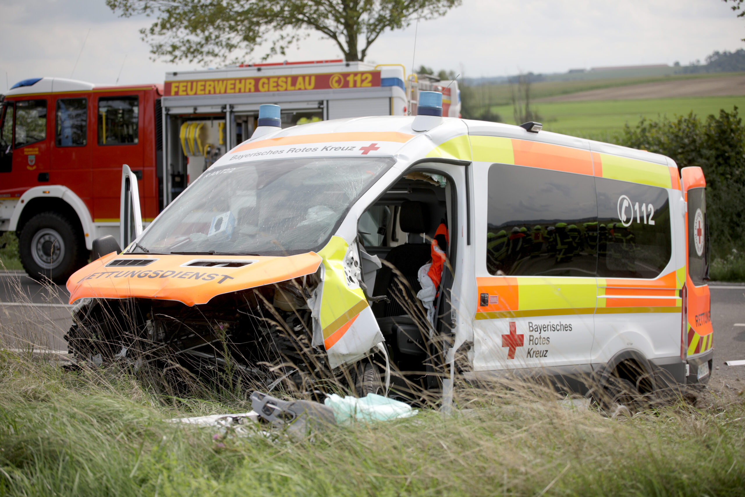 Bei dem Zusammenstoß zwischen einem Krankenwagen und einem Pkw bei Geslau in Mittelfranken sind drei Menschen tödlich verletzt worden.