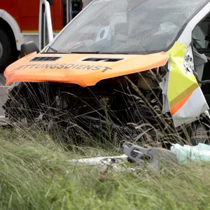 Bei dem Zusammenstoß zwischen einem Krankenwagen und einem Pkw bei Geslau in Mittelfranken sind drei Menschen tödlich verletzt worden.