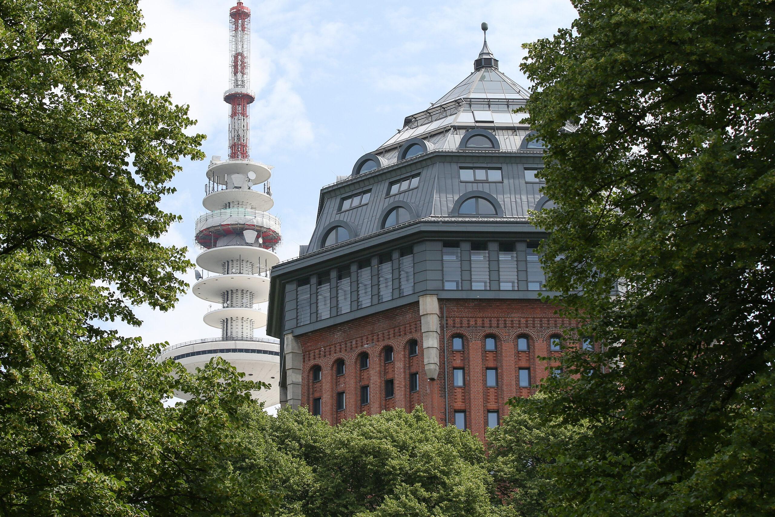 Der Wasserturm im Schanzenpark war einmal der größte in Europa. Heute beherbergt er das Hotel „Mövenpick“.