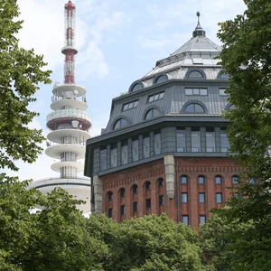 Der Wasserturm im Schanzenpark war einmal der größte in Europa. Heute beherbergt er das Hotel „Mövenpick“.