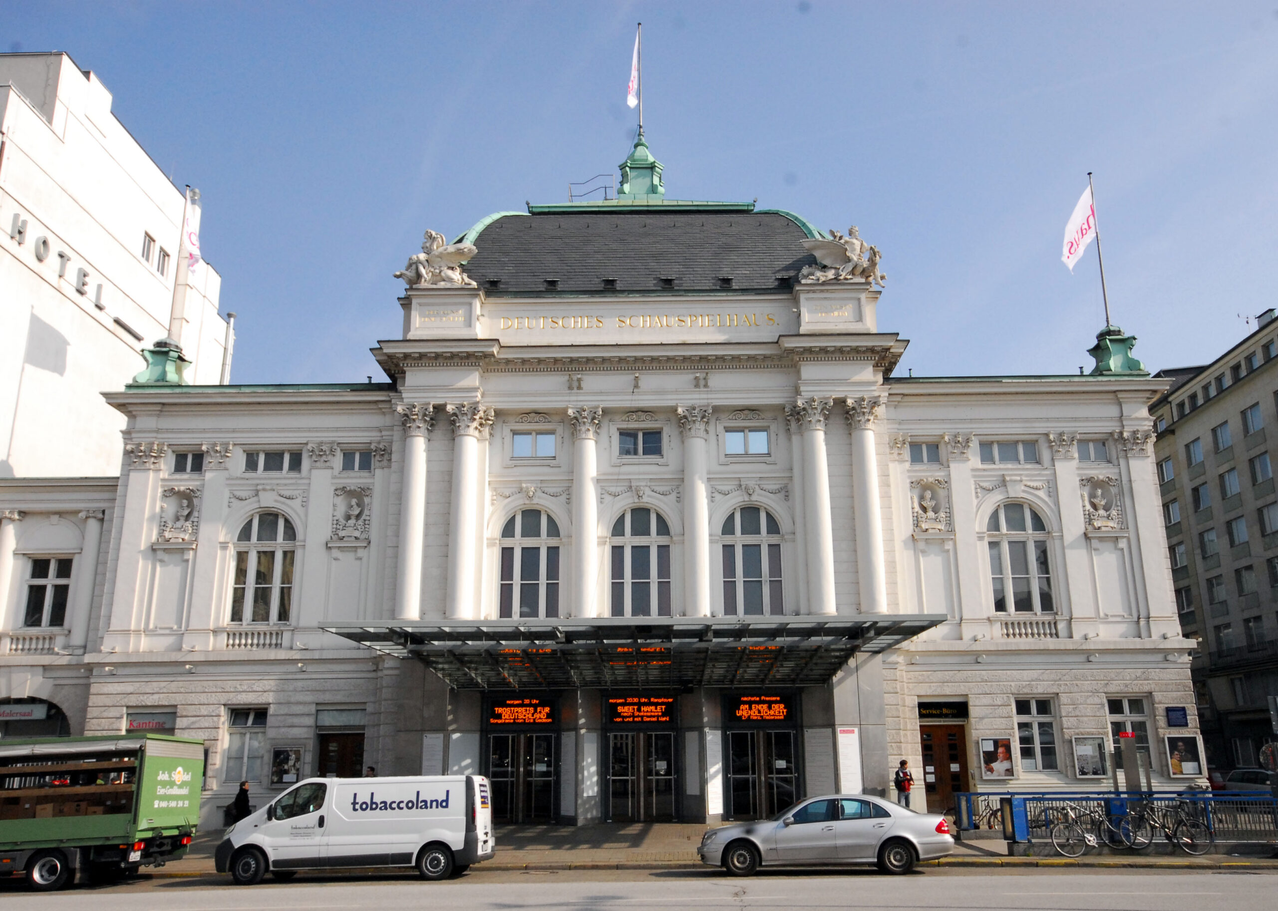 Sarker Qualm im Schauspielhaus – Feuerwehr im Einsatz