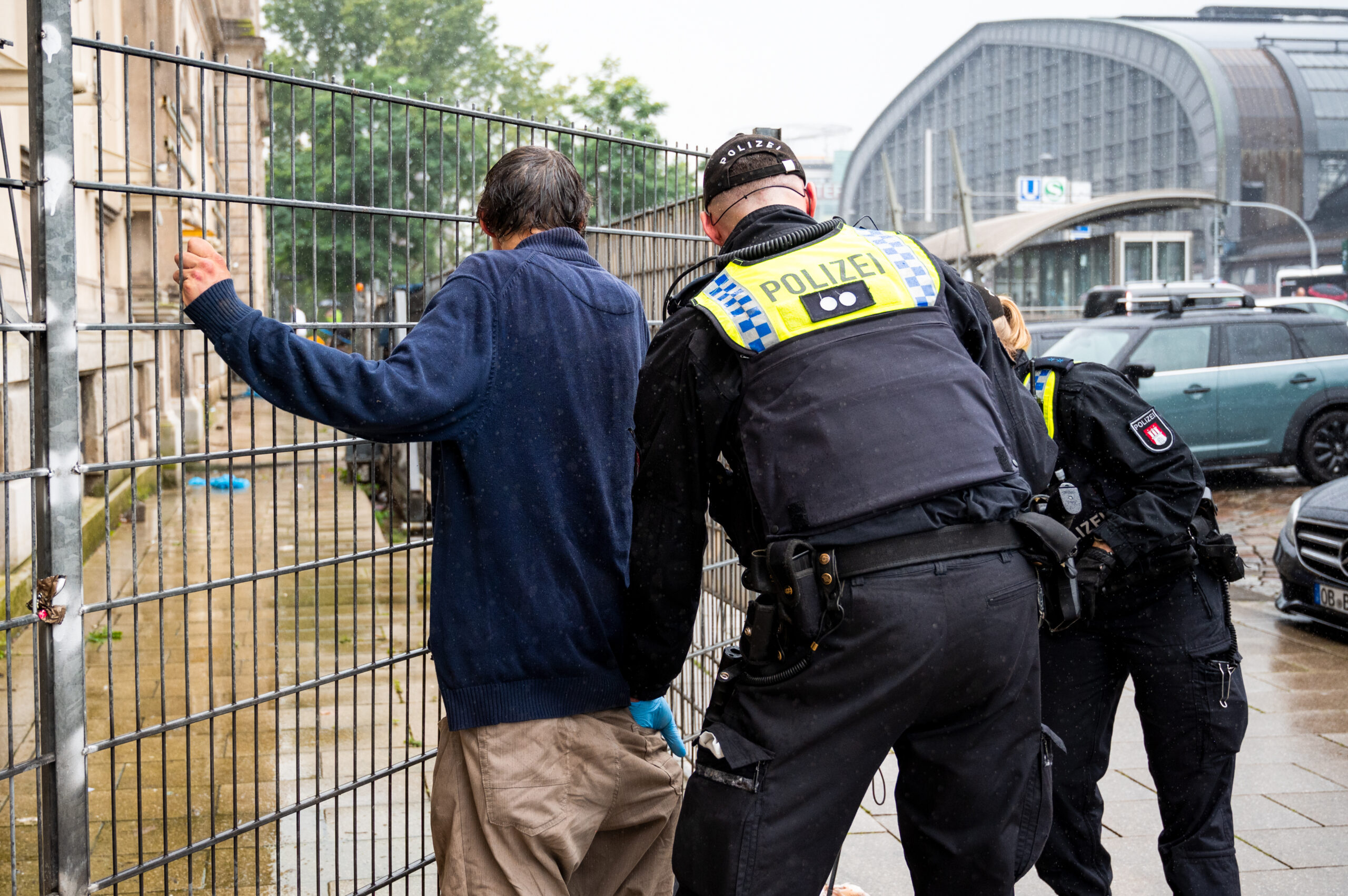 Die Polizei durchsucht einen Mann während eines Einsatzes rund um den Hauptbahnhof.