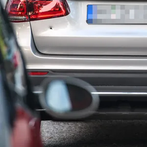 Auf diesen Mercedes soll ein Unbekannter am Montagabend in Niendorf geschossen haben.